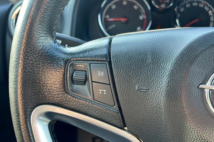 Sølv Opel Antara fra 2013 set indefra
