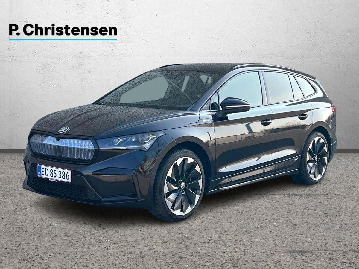 Sort Skoda Enyaq fra 2023 set udefra