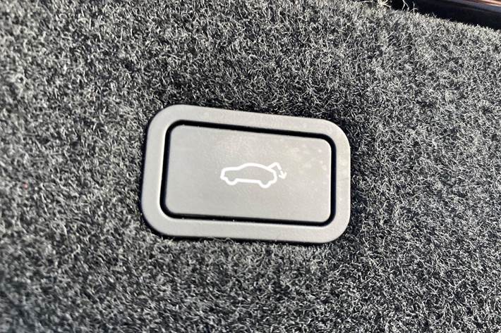 Sort Polestar 4 fra 2024