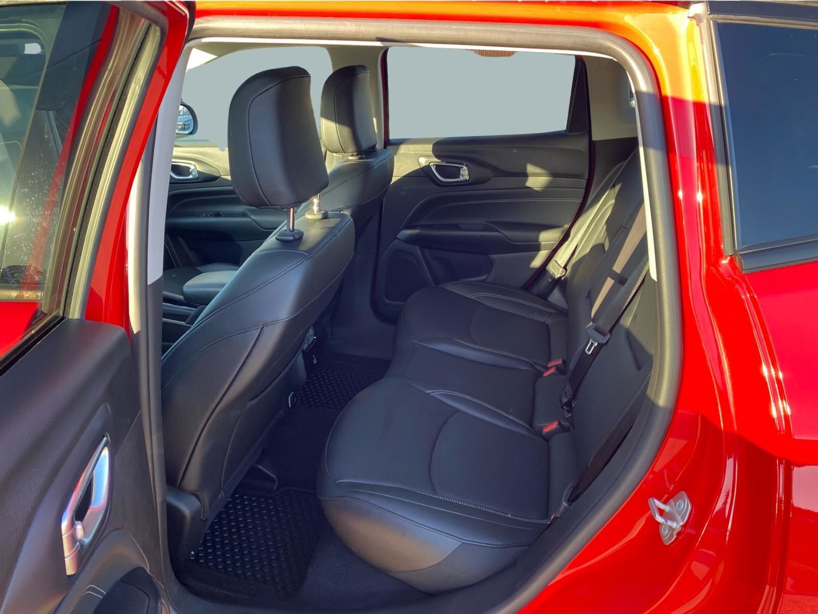 Rød Jeep Compass fra 2023