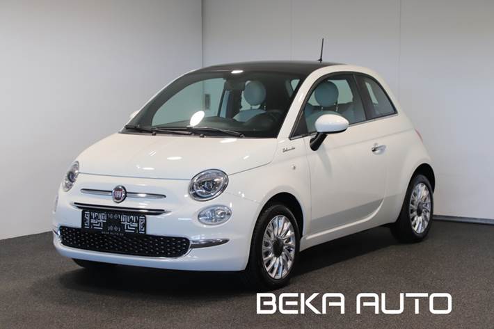 Hvid Fiat 500 fra 2023 set udefra