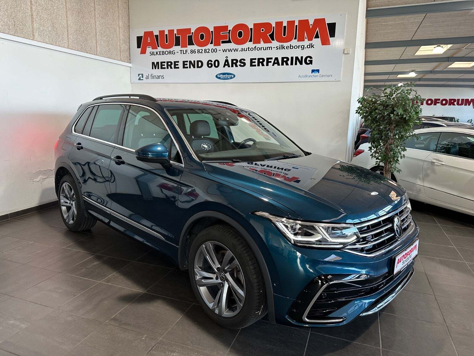 Blå VW Tiguan fra 2023 set udefra