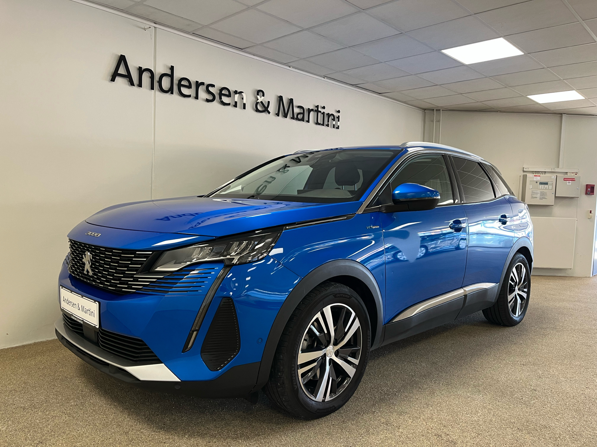 Blå Peugeot 3008 fra 2021 set udefra