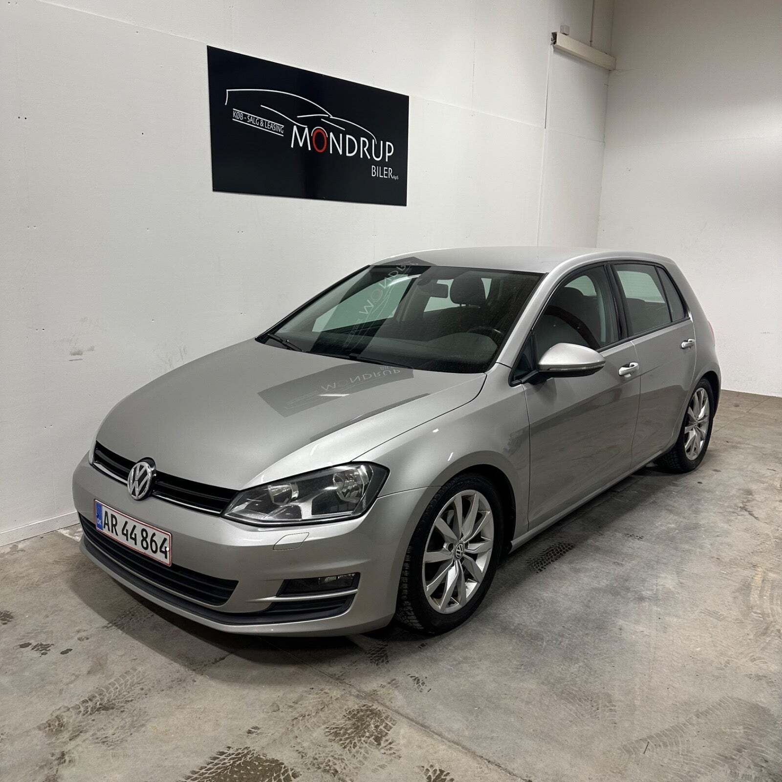 Sølv VW Golf VII fra 2013 set udefra