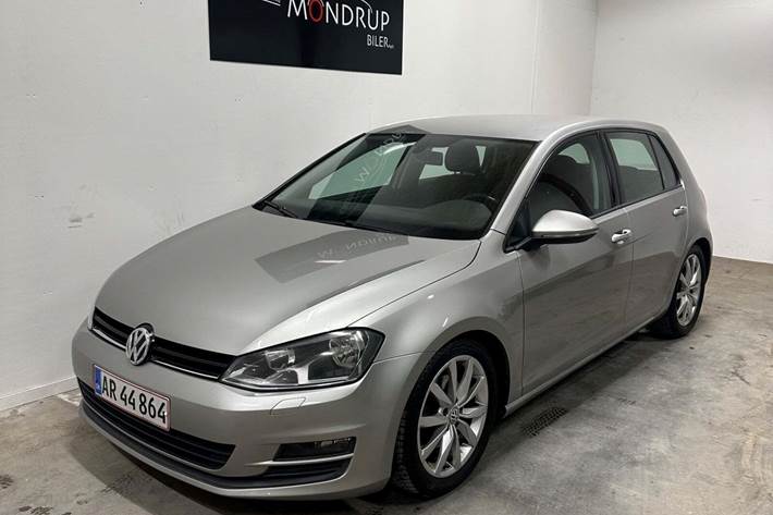 Sølv VW Golf VII fra 2013 set udefra