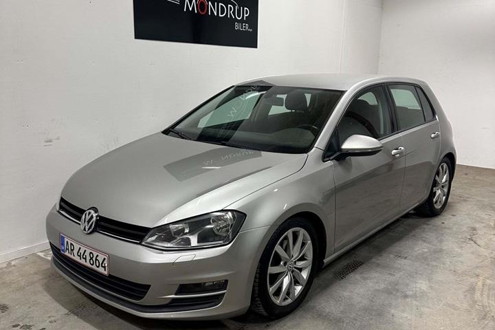 Sølv VW Golf VII fra 2013 set udefra