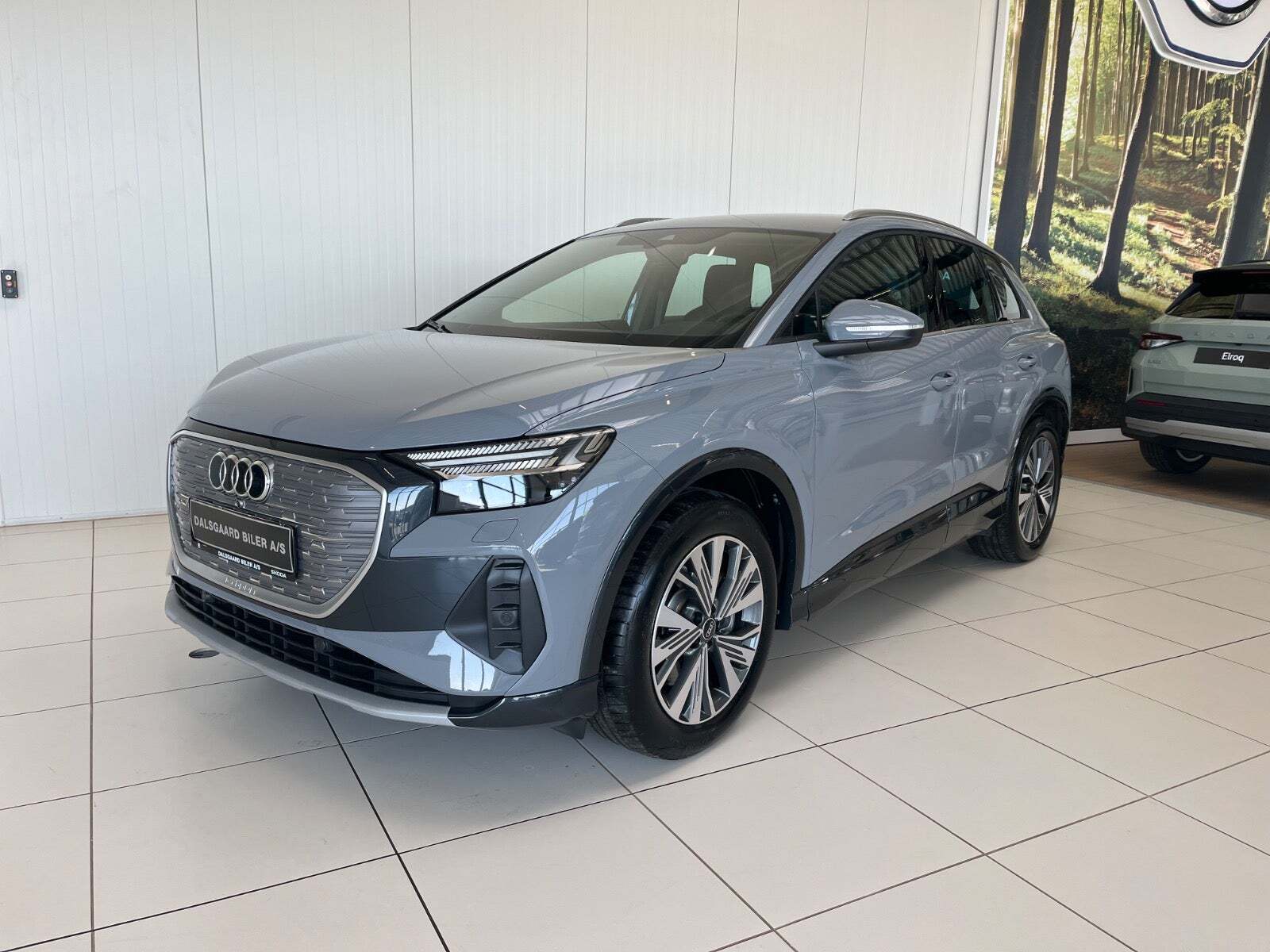 Grå Audi Q4 e-tron fra 2024 set udefra