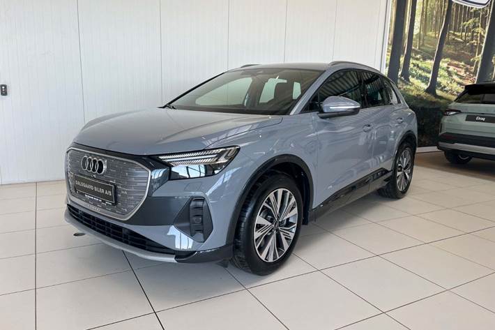 Grå Audi Q4 e-tron fra 2024 set udefra