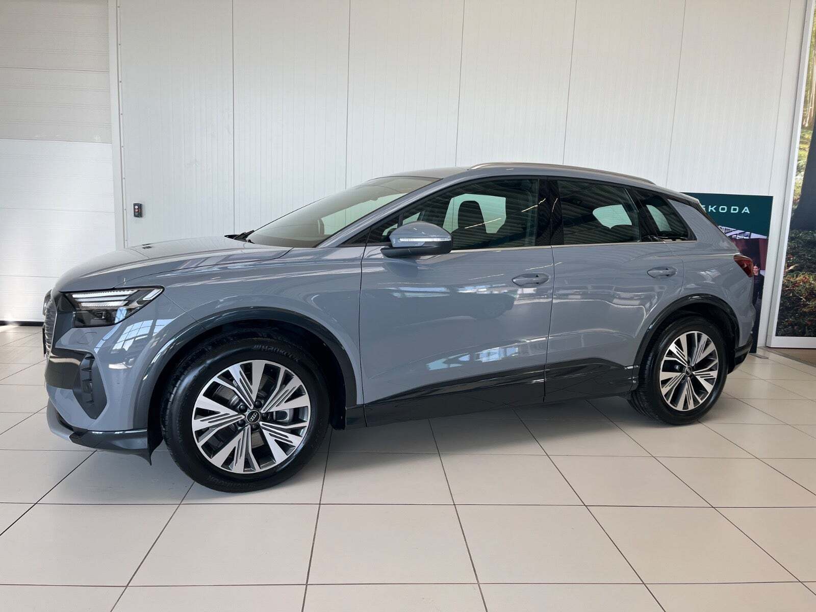 Grå Audi Q4 e-tron fra 2024