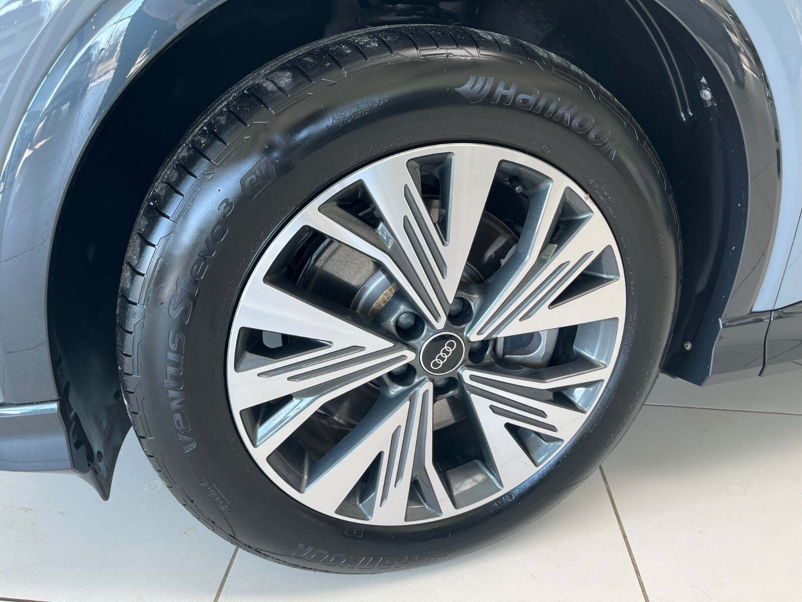 Grå Audi Q4 e-tron fra 2024