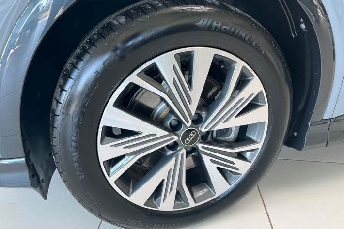 Grå Audi Q4 e-tron fra 2024