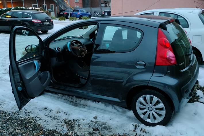 Sort Peugeot 107 fra 2010