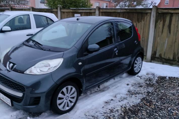 Sort Peugeot 107 fra 2010