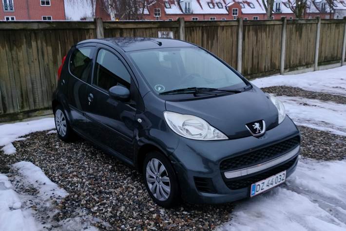 Sort Peugeot 107 fra 2010