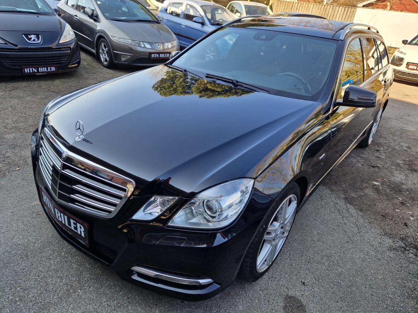 Sort Mercedes E350 fra 2011 set udefra