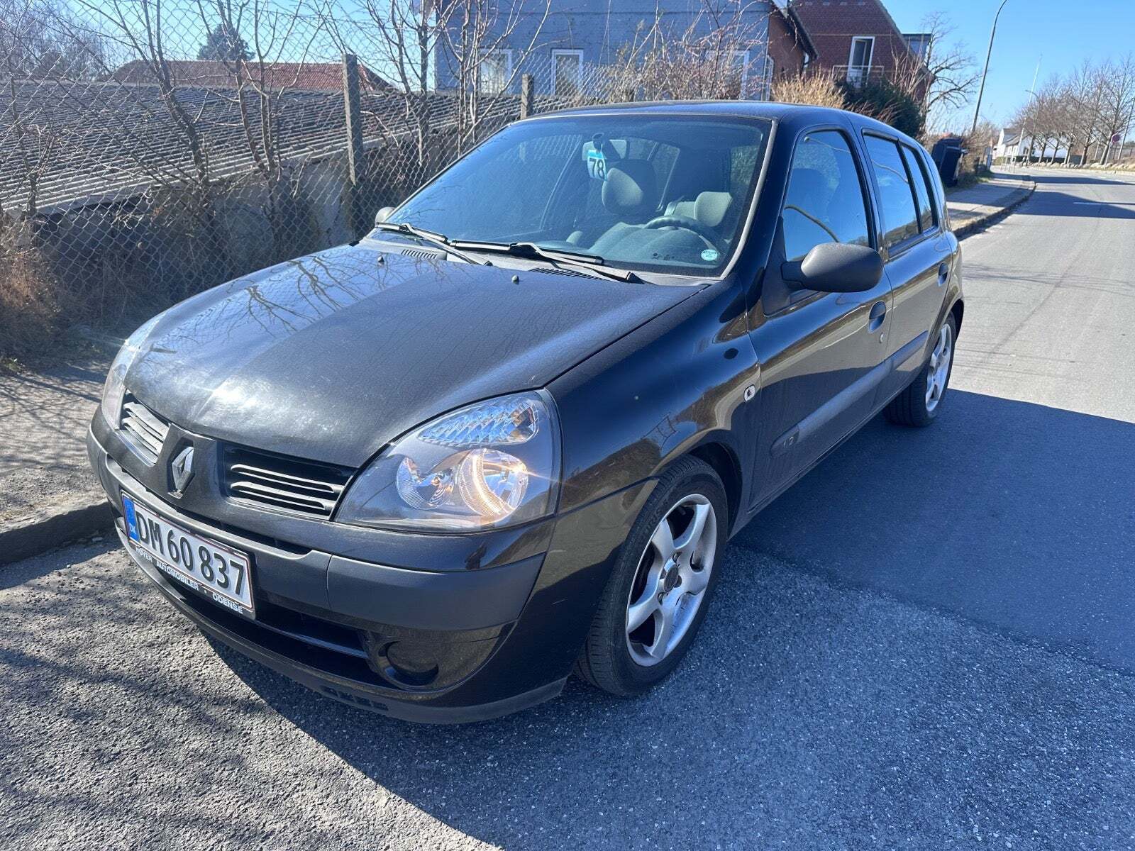 Grøn Renault Clio II fra 2004 set udefra