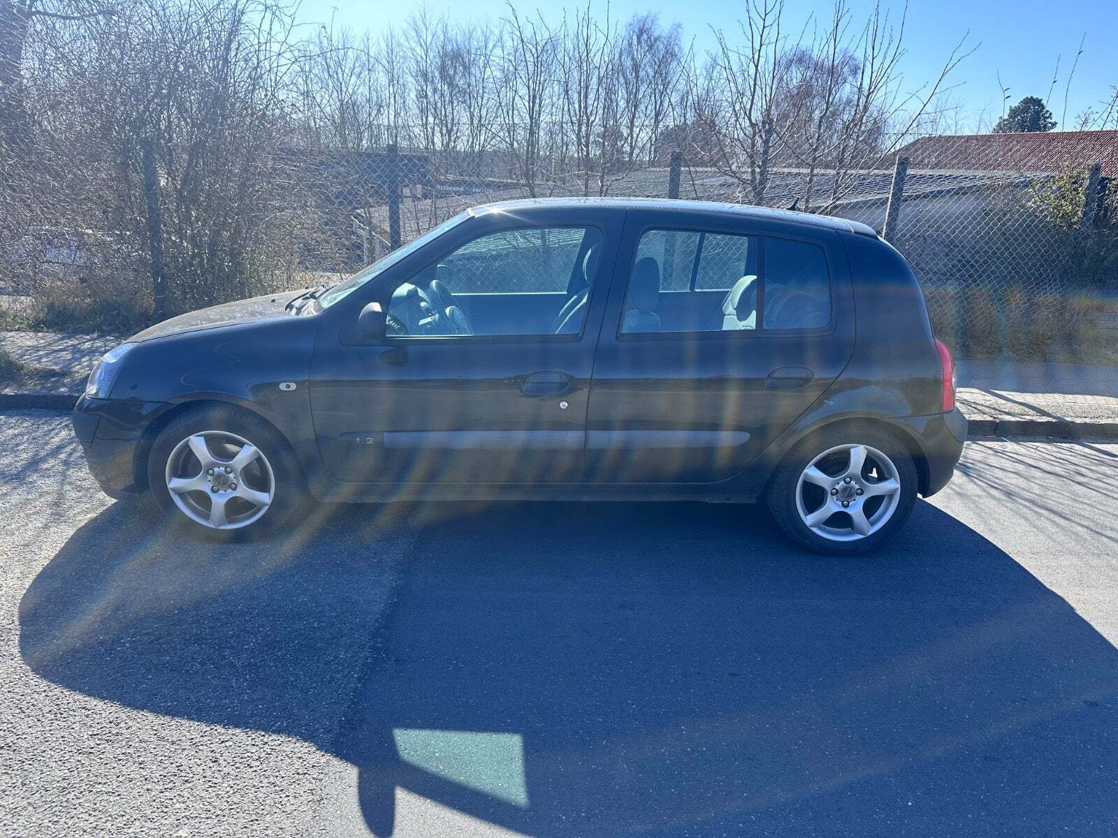 Grøn Renault Clio II fra 2004 set udefra
