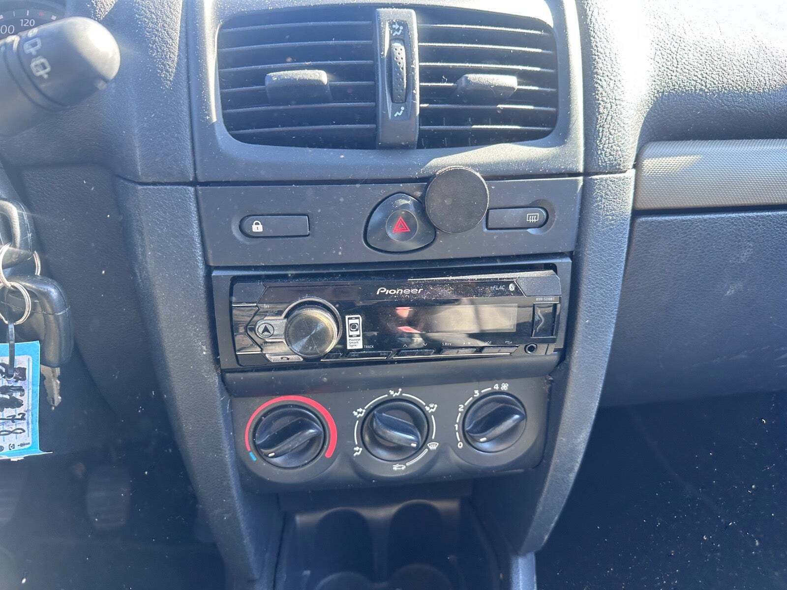 Grøn Renault Clio II fra 2004 set indefra