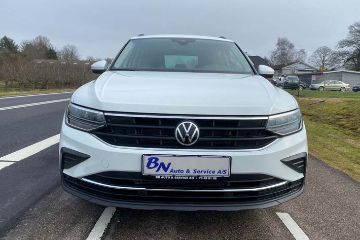 Hvid VW Tiguan fra 2021
