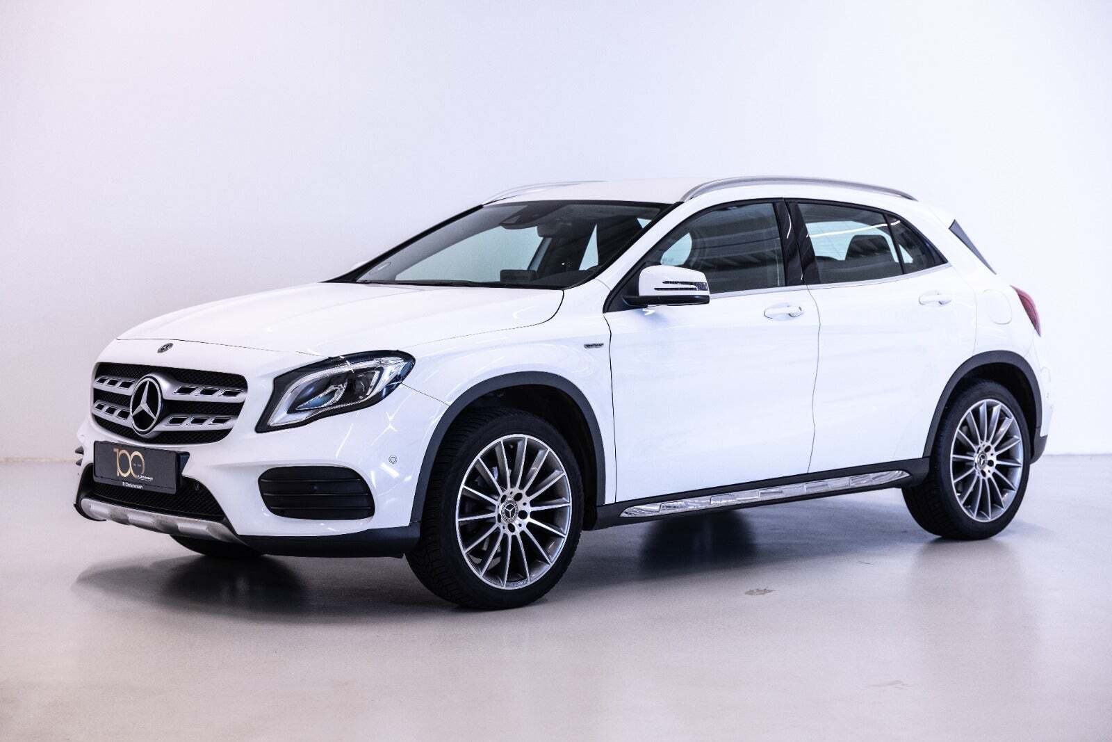 Hvid Mercedes GLA200 fra 2019 set udefra