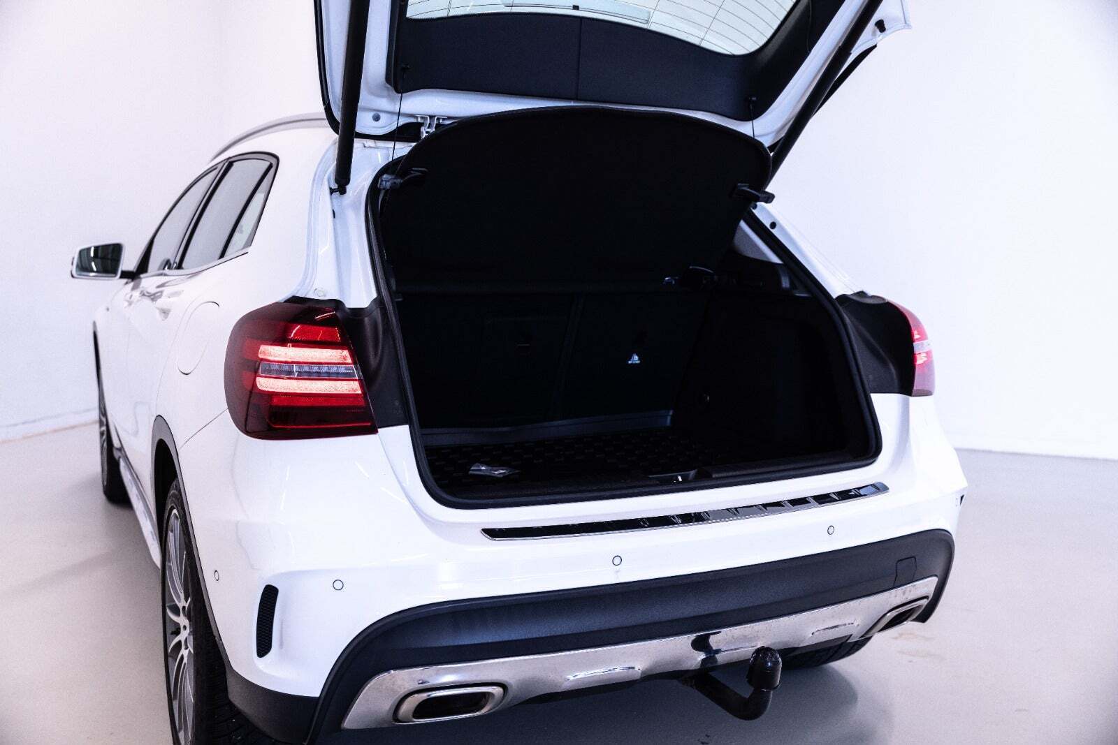 Hvid Mercedes GLA200 fra 2019 set udefra