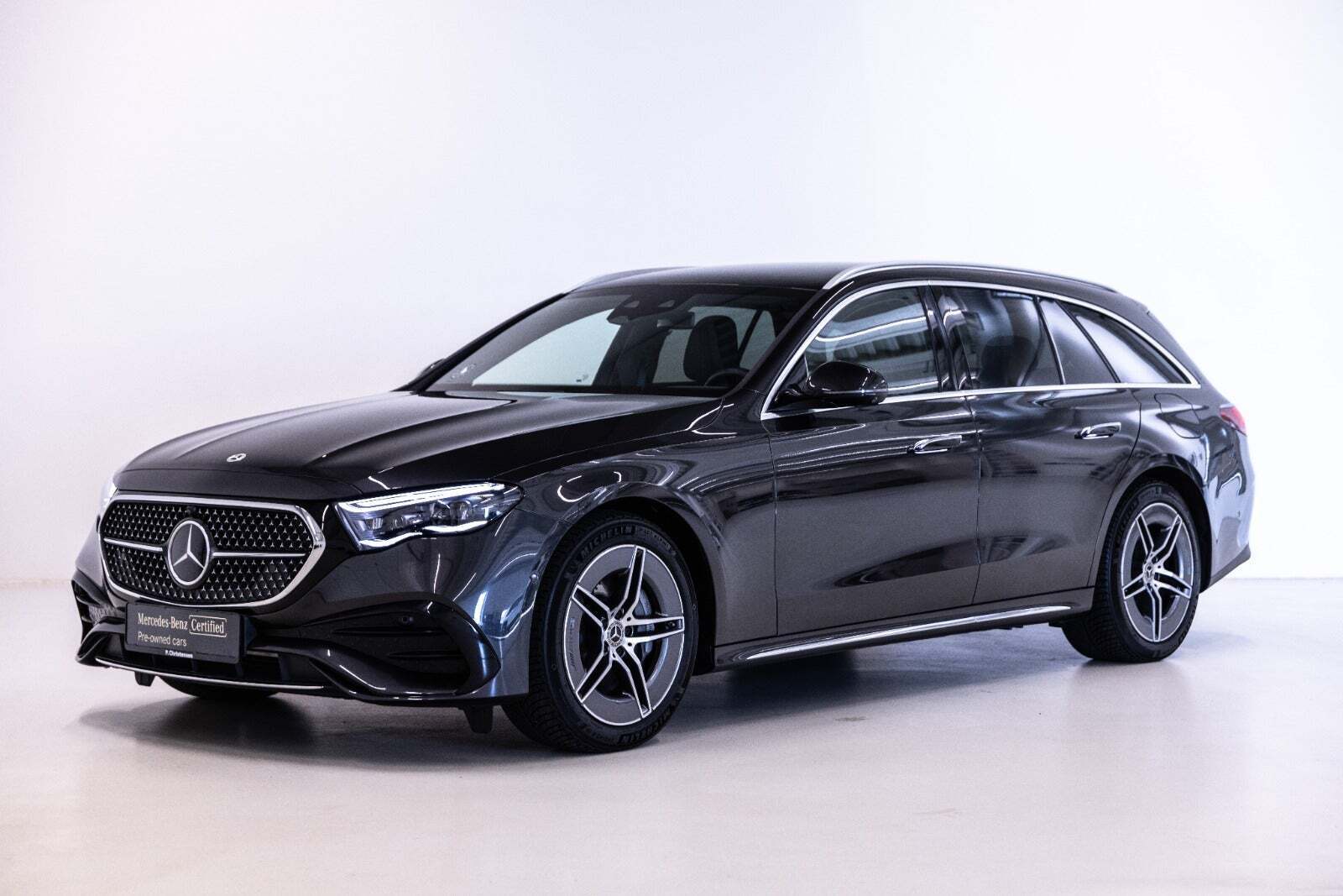Grå Mercedes E300 e fra 2024 set udefra