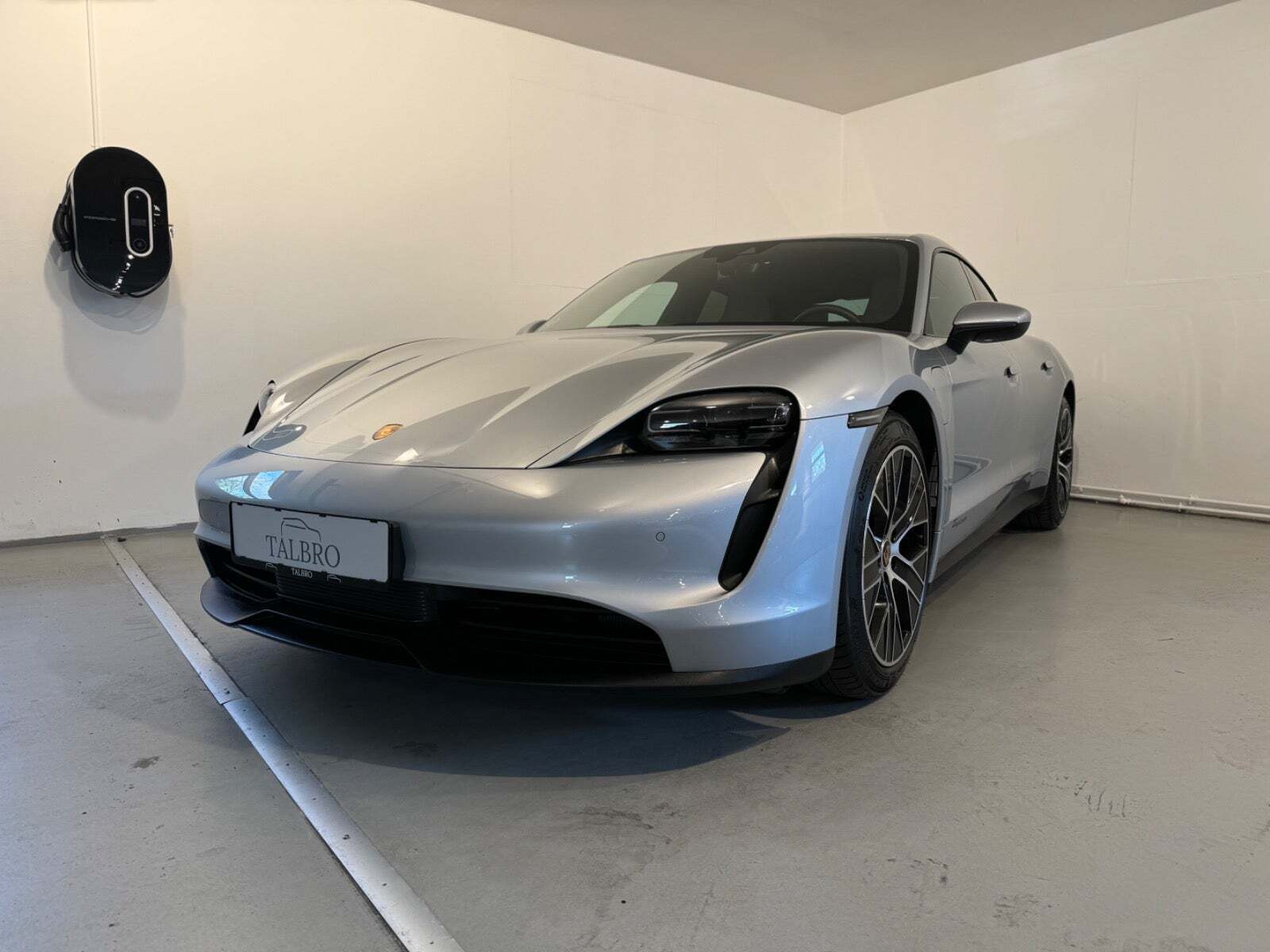 Sølv Porsche Taycan fra 2021 set udefra
