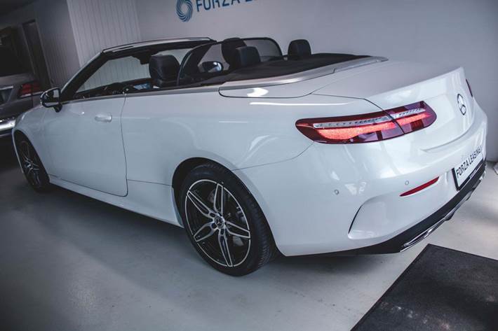 Hvid Mercedes E400 fra 2018 set udefra