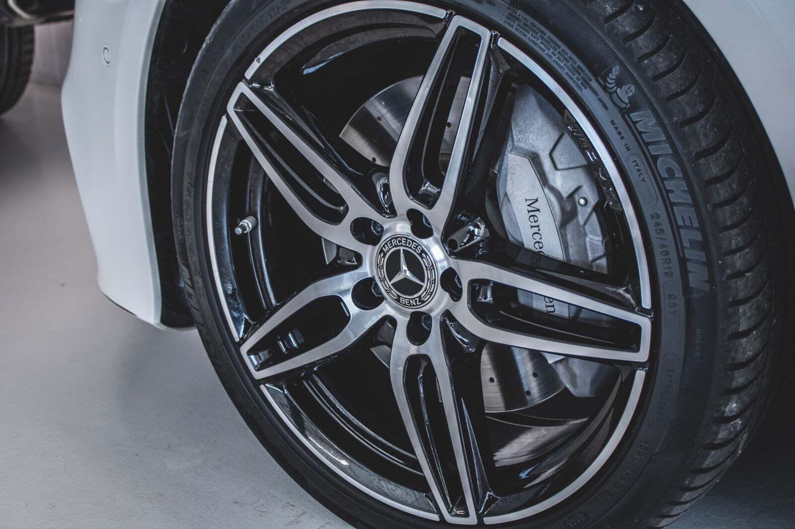 Hvid Mercedes E400 fra 2018