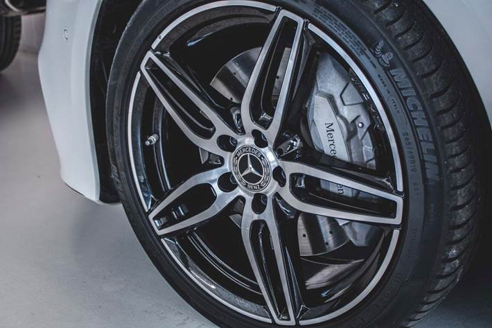 Hvid Mercedes E400 fra 2018