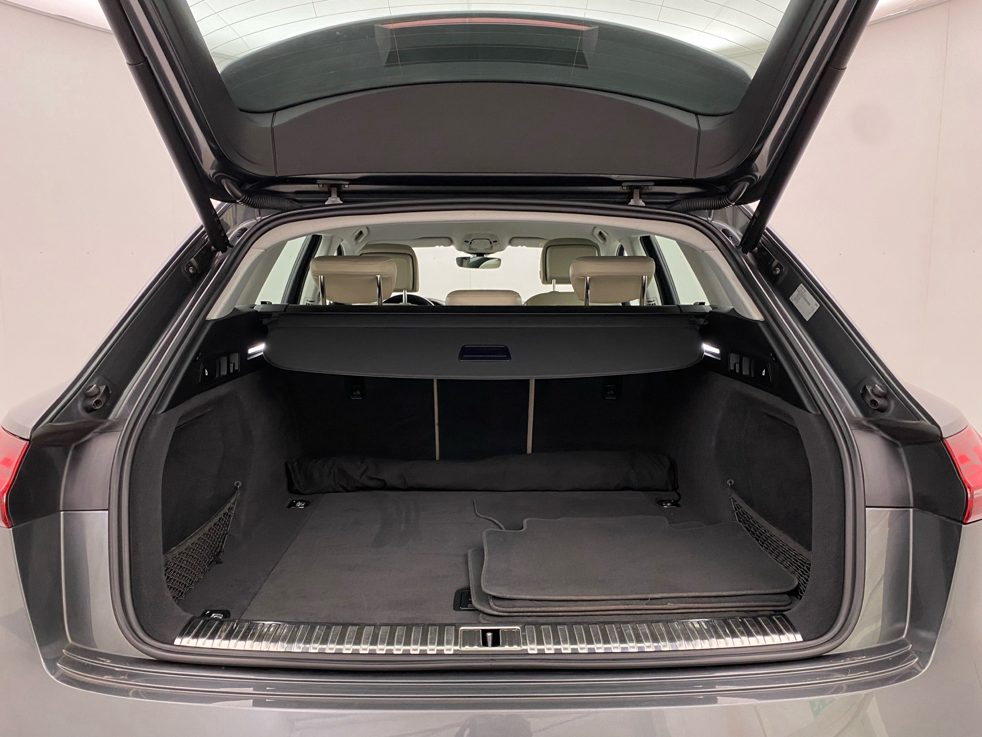 Grå Audi e-tron fra 2021