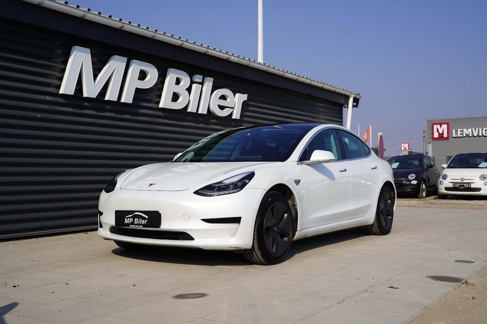 Hvid Tesla Model 3 fra 2020 set udefra