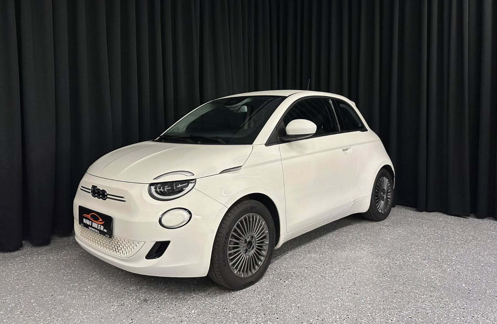 Hvid Fiat 500e fra 2021 set udefra