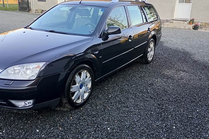 Sort Ford Mondeo fra 2004