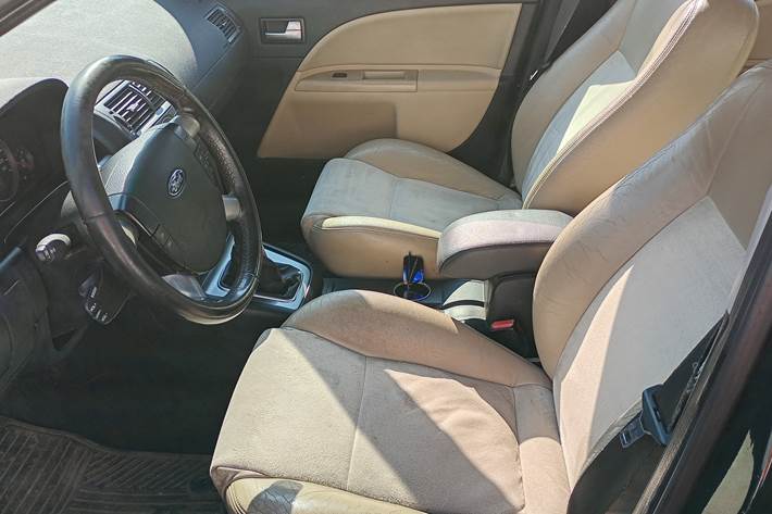 Sort Ford Mondeo fra 2004