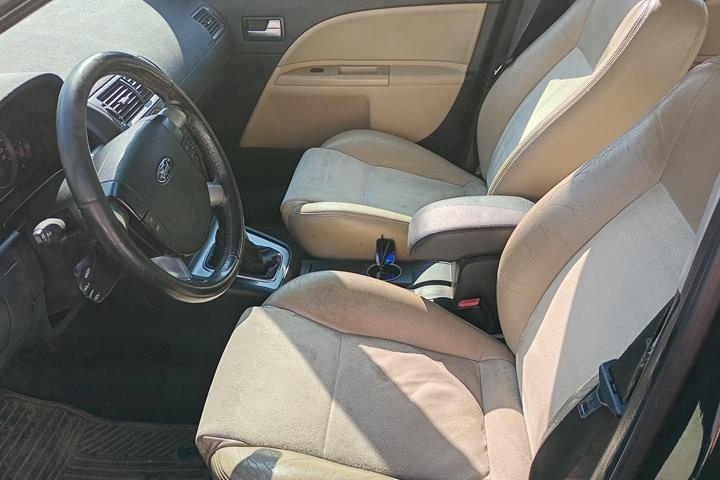 Sort Ford Mondeo fra 2004