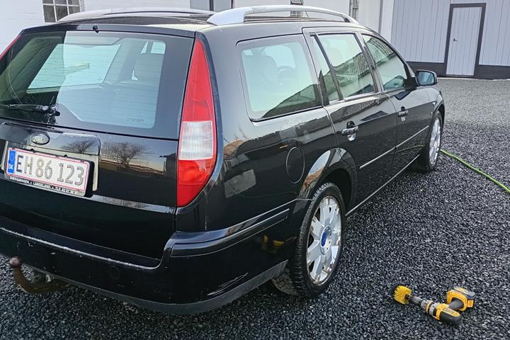 Sort Ford Mondeo fra 2004