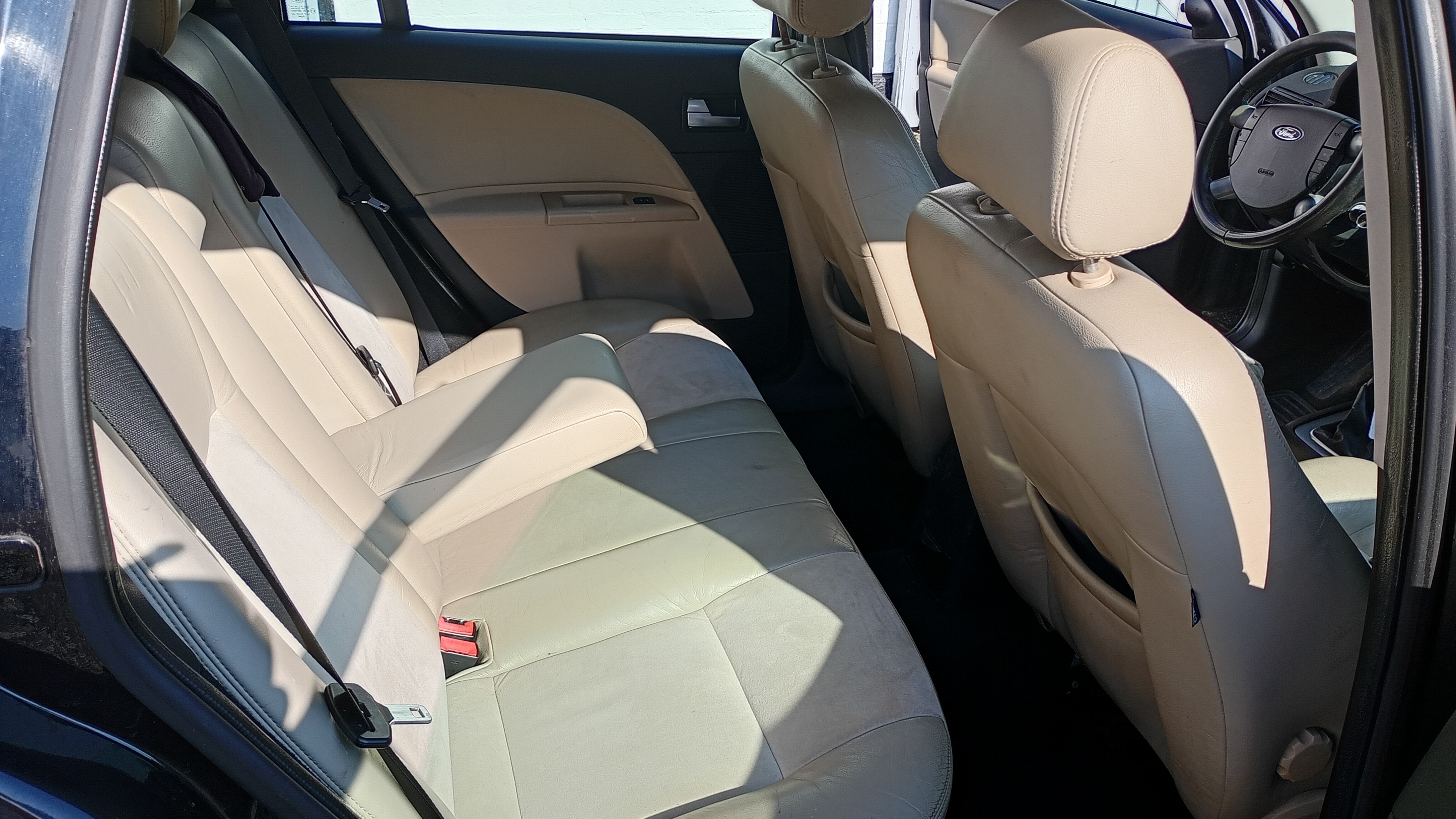 Sort Ford Mondeo fra 2004