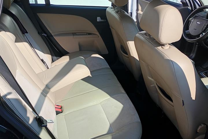 Sort Ford Mondeo fra 2004