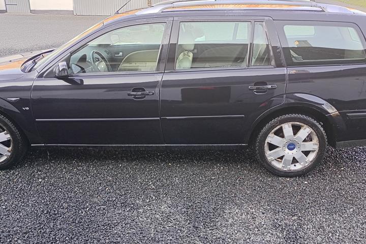 Sort Ford Mondeo fra 2004