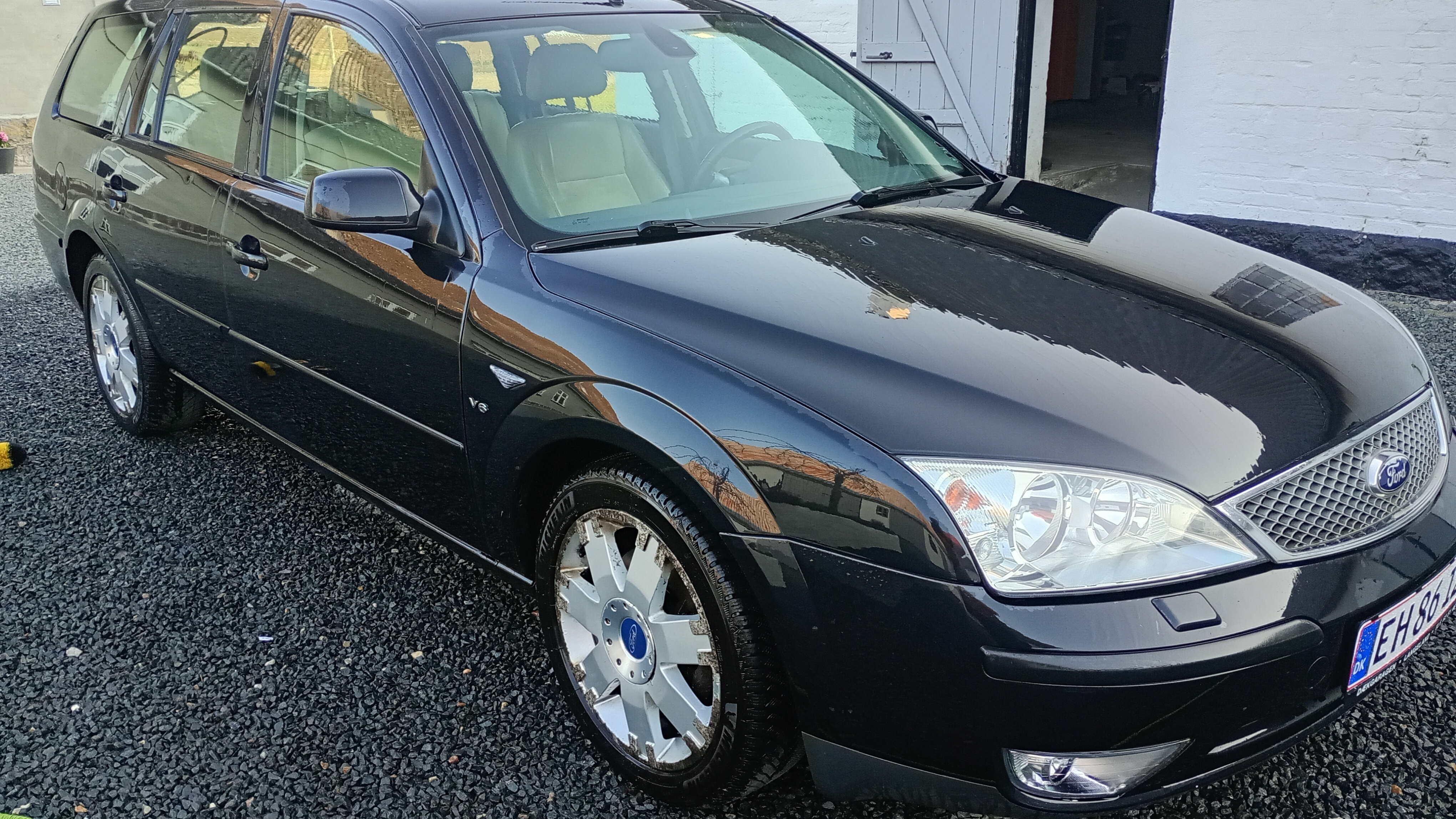 Sort Ford Mondeo fra 2004