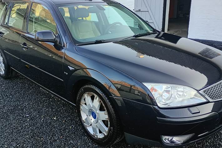 Sort Ford Mondeo fra 2004