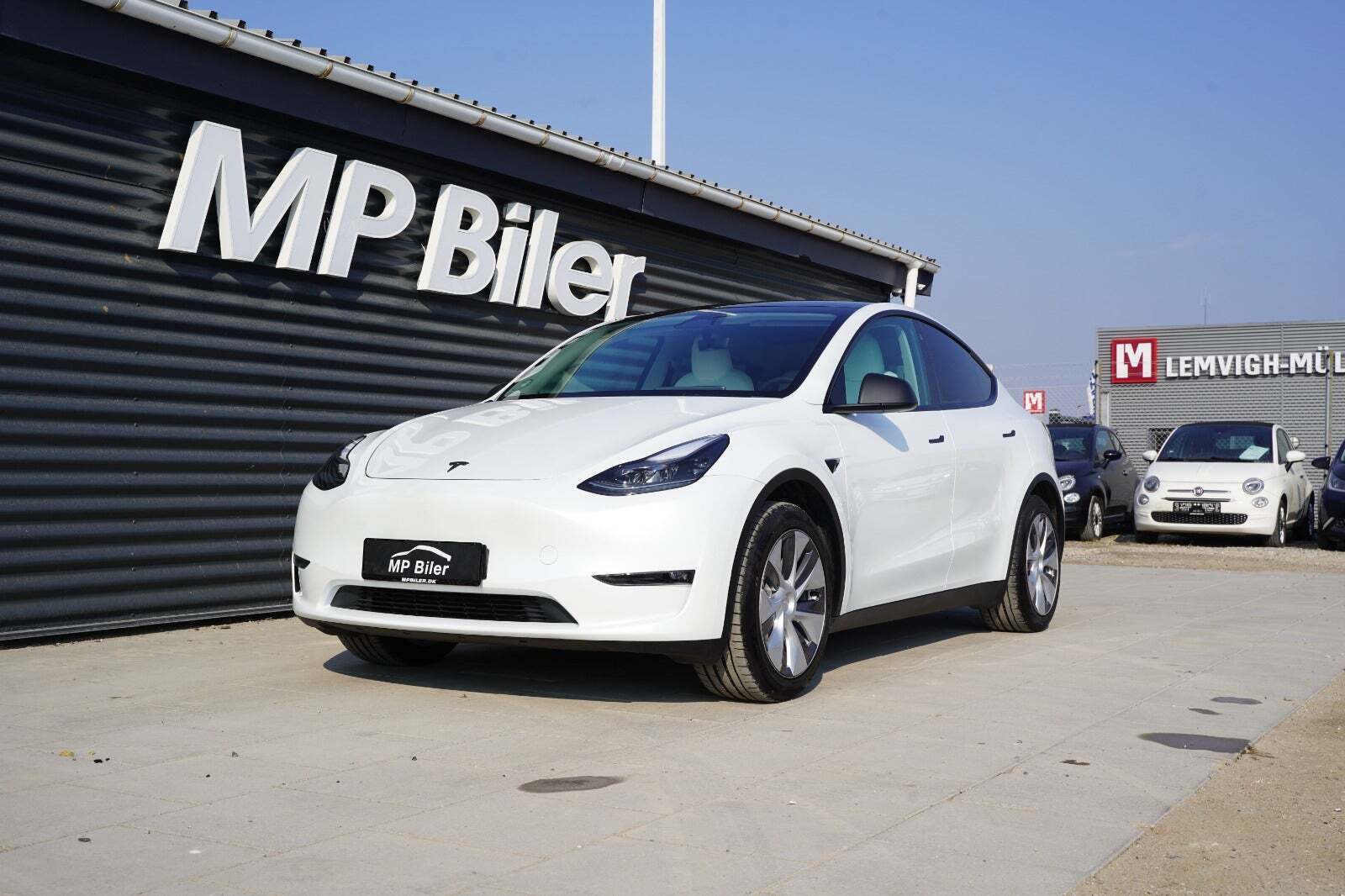 Hvid Tesla Model Y fra 2023 set udefra