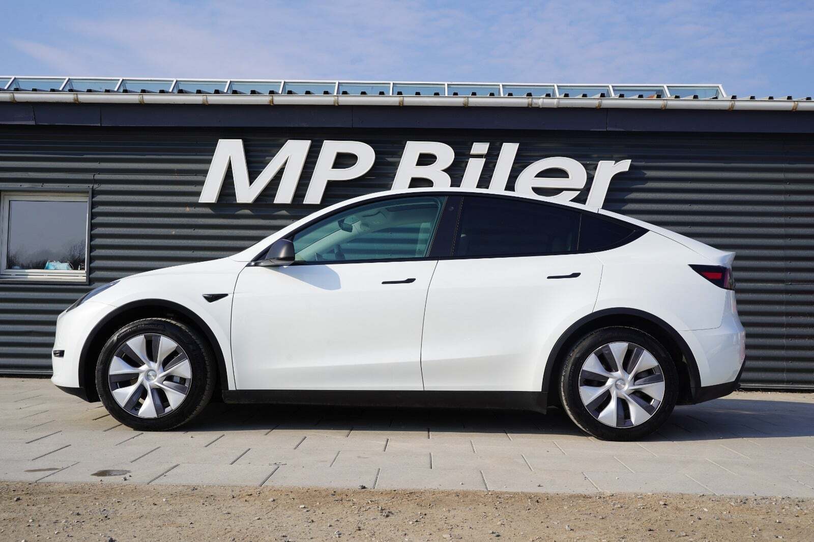Hvid Tesla Model Y fra 2023