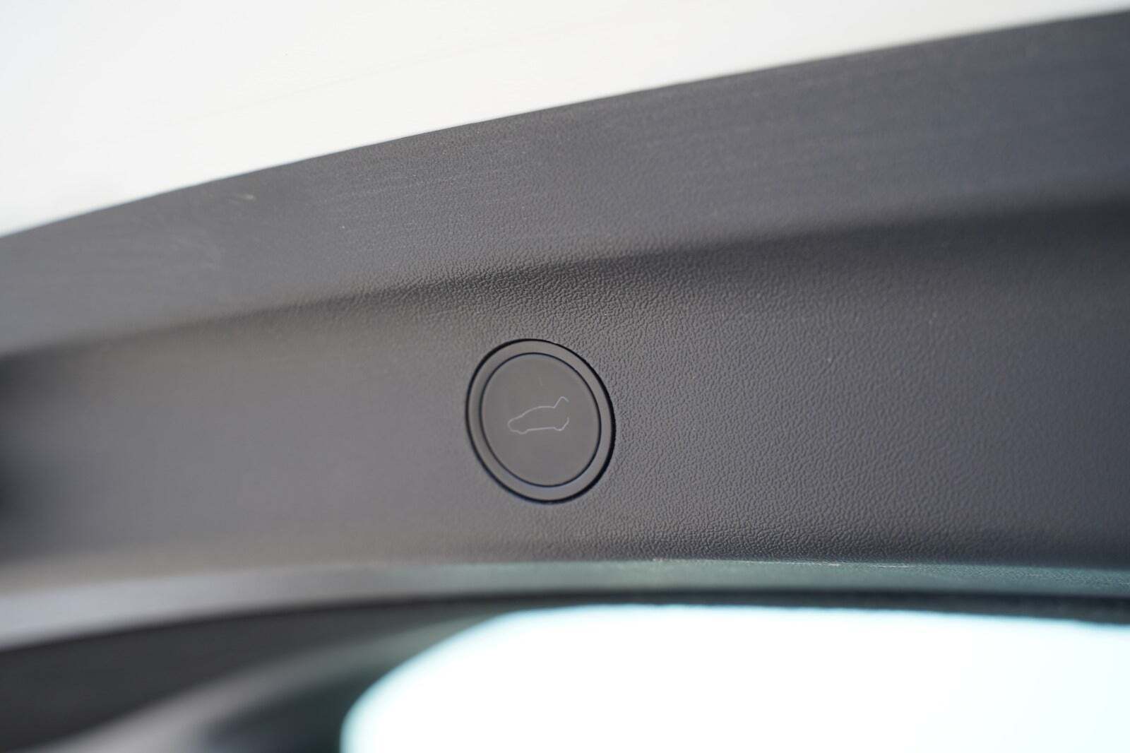 Hvid Tesla Model Y fra 2023