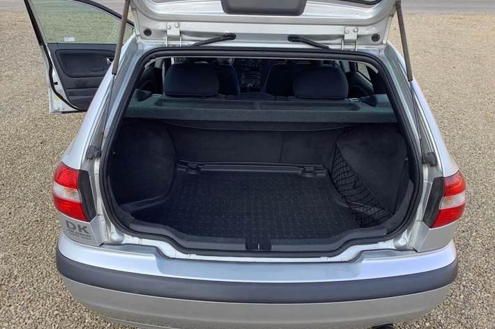 Sølv Volvo V40 fra 2004