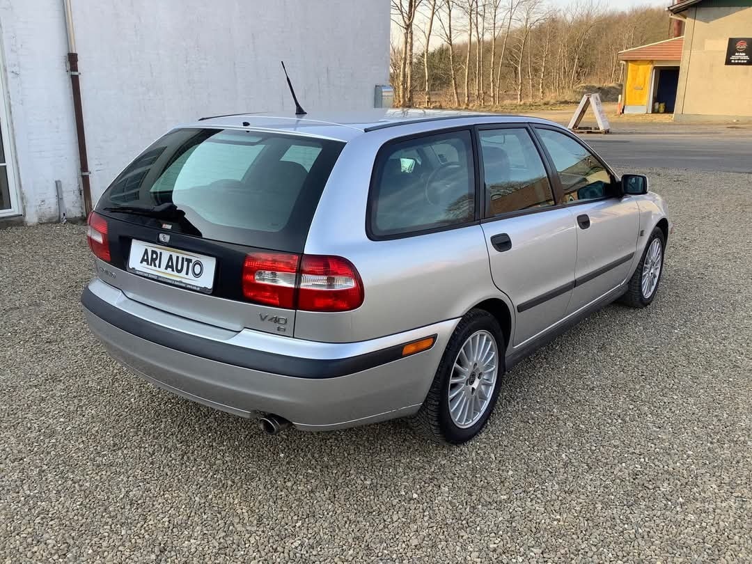 Sølv Volvo V40 fra 2004
