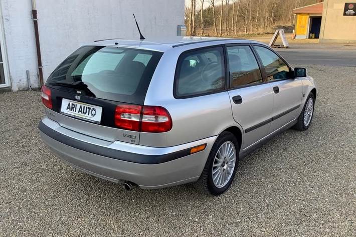 Sølv Volvo V40 fra 2004