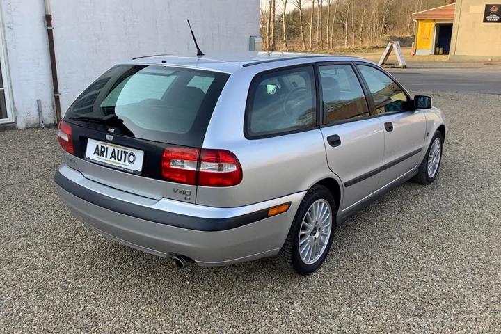 Sølv Volvo V40 fra 2004