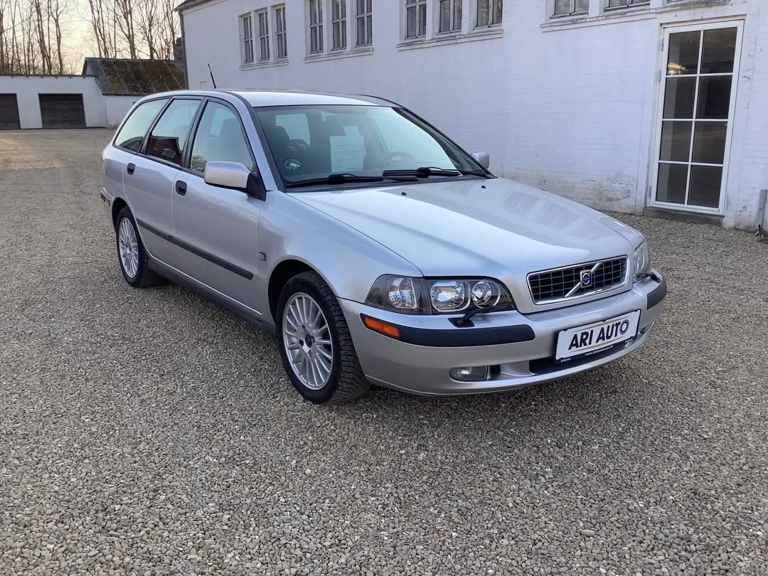 Sølv Volvo V40 fra 2004